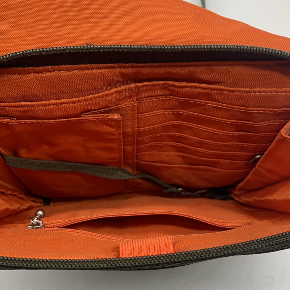 Baggalini Dark Green Nylon Lightweight Travel Bag with built in wallet MCB3617 - Picture 5 of 9